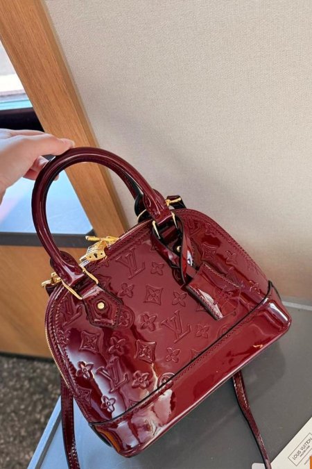 شنطة - Louis Vuitton Alma / باللون البيرجاندي الترند  - بيرجاندي